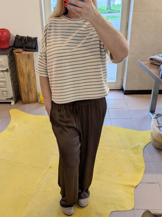 Entdecke unsere elegante Hose aus hochwertiger Satin Viskose in Braun mit angenehmem Tragegefühl. Perfekt für jeden Anlass!