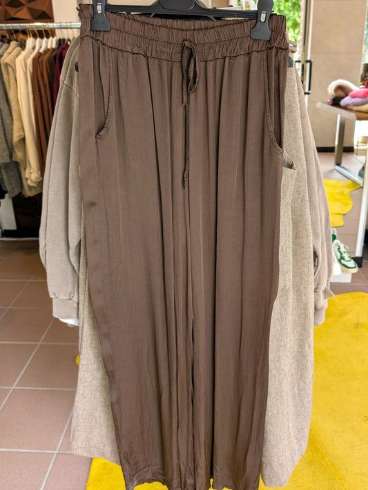 Entdecke unsere elegante Hose aus hochwertiger Satin Viskose in Braun mit angenehmem Tragegefühl. Perfekt für jeden Anlass!