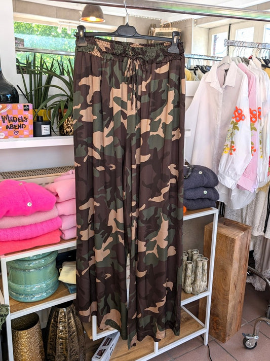 Elegante Hose aus weicher Satin-Viskose in Camouflage-Muster aus Beige, Grün und Braun.. Perfekt für stilbewusste Momente – casual oder besondere Anlässe!