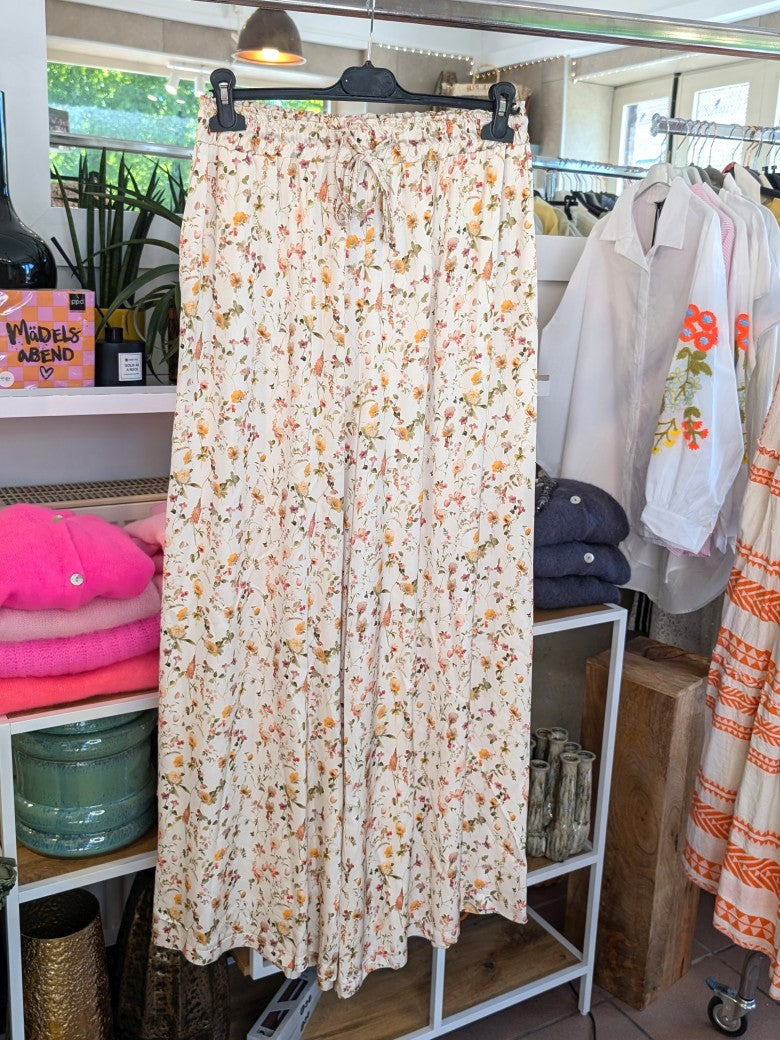 Elegante Hose aus weicher Satin-Viskose Blumenmuster Creme mit Orange, Rosa und hellem Grün. Perfekt für stilbewusste Momente – casual oder besondere Anlässe!