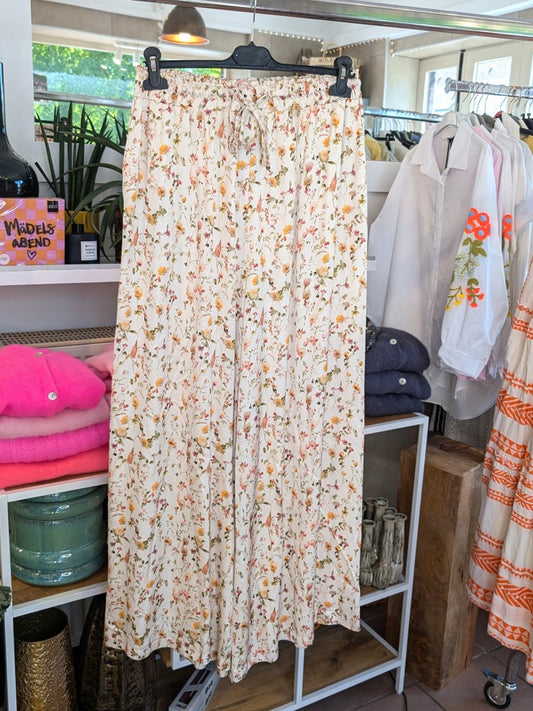 Elegante Hose aus weicher Satin-Viskose Blumenmuster Creme mit Orange, Rosa und hellem Grün. Perfekt für stilbewusste Momente – casual oder besondere Anlässe!