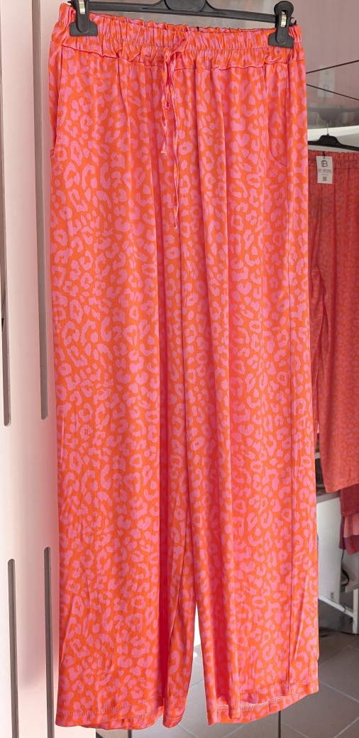 Entdecke deinen wilden und lebendigen Stil mit unserer Hose aus Satin Viskose mit verspieltem Leopardenmuster in Orange und Pink. Eyecatcher für jeden Anlass!