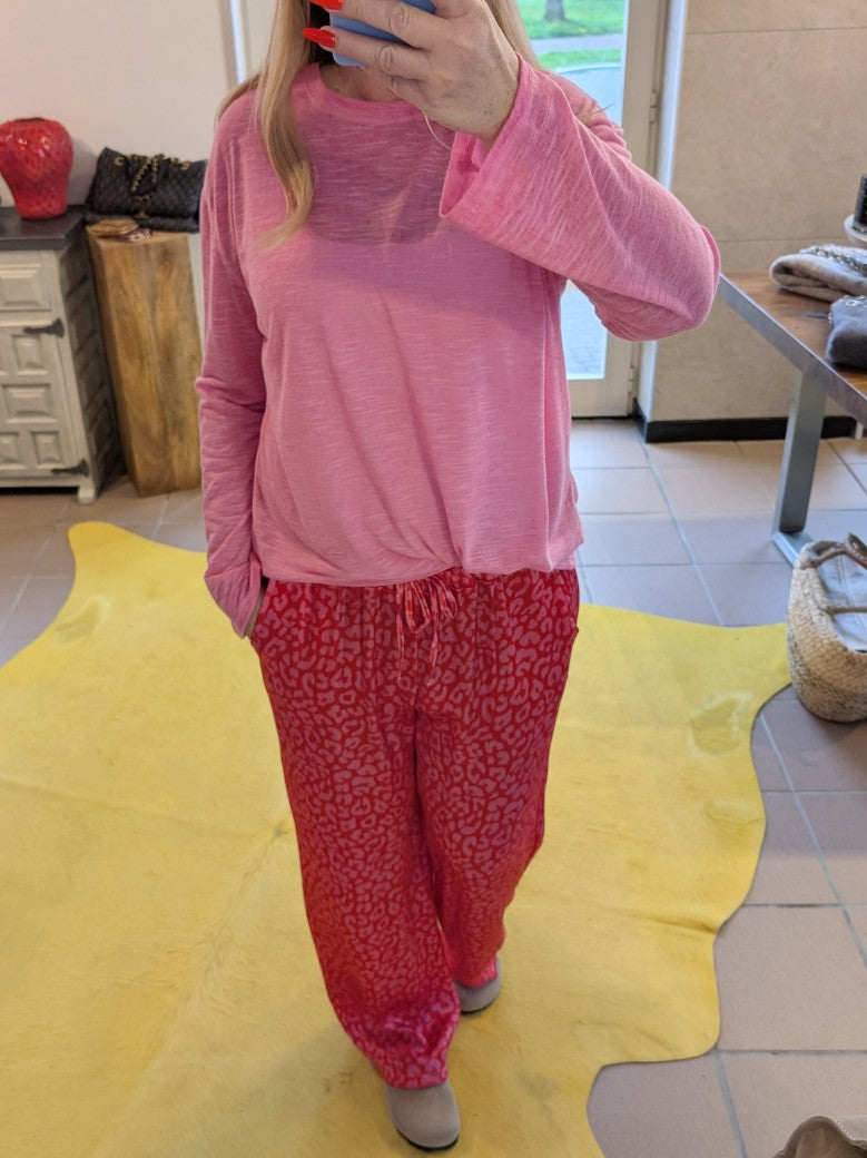 Stilvoll und sinnlich! Die rote Hose aus Satin Viskose mit Leo Muster in Pink ist ein echter Hingucker. Entdecke jetzt einen neuen, aufregenden Stil!