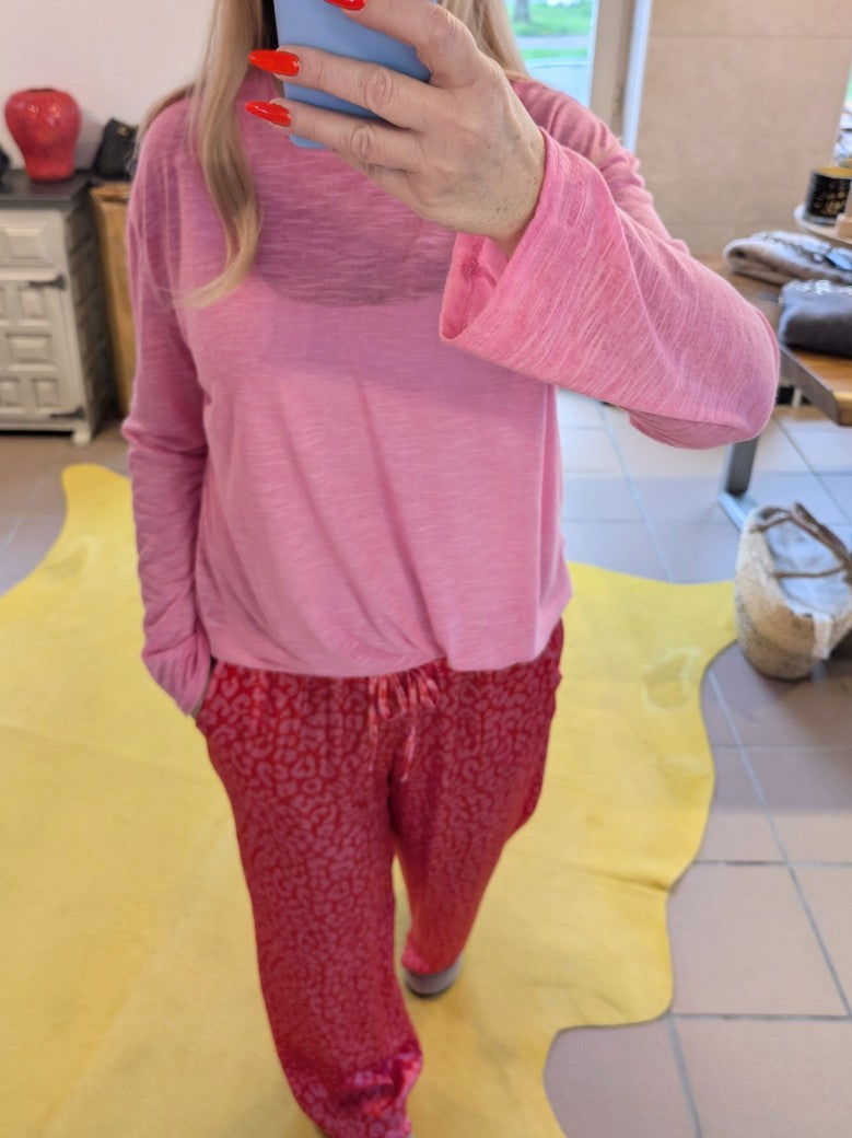 Stilvoll und sinnlich! Die rote Hose aus Satin Viskose mit Leo Muster in Pink ist ein echter Hingucker. Entdecke jetzt einen neuen, aufregenden Stil!