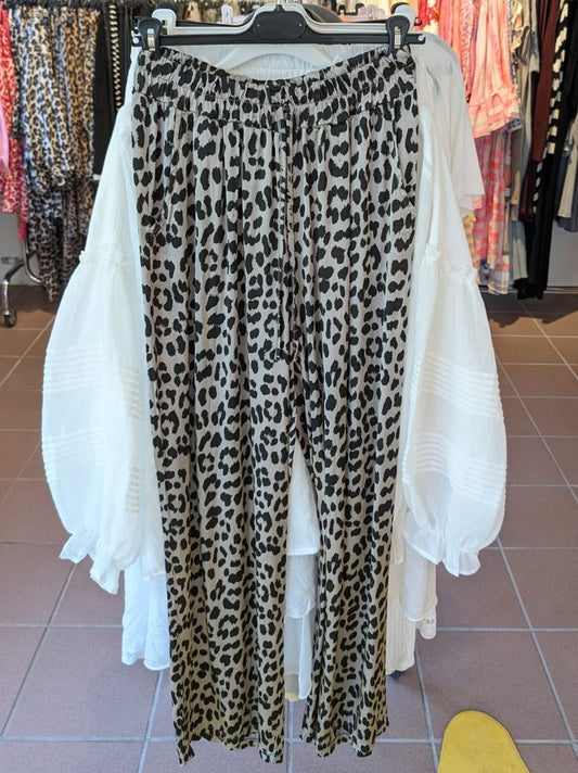 Steigere deinen Style mit unserer Hose aus Satin Viskose! Das Leo Muster in Hellgrau Silber und Schwarz verleiht deinem Outfit einen wilden Look!