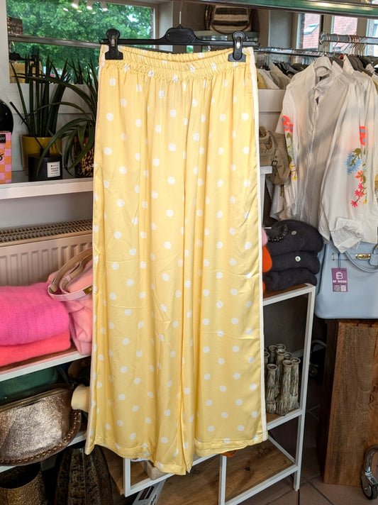 Elegante Hose aus weicher Satin-Viskose in Butter Yellow mit weißen Polka Dots und Streifen. Perfekt für stilbewusste Momente – casual oder besondere Anlässe!