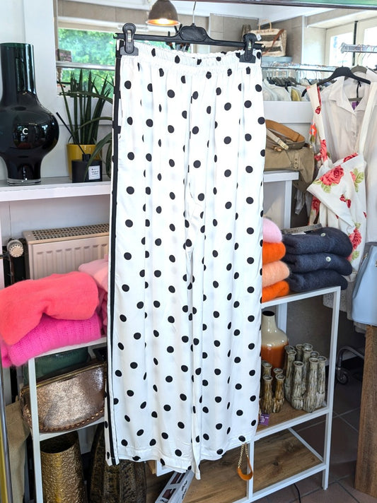 Elegante Hose aus weicher Satin-Viskose in Weiß mit schwarzen Polka Dots und Streifen. Perfekt für stilbewusste Momente – casual oder besondere Anlässe!