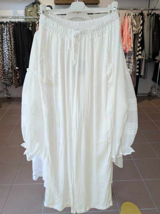 Die weiße Hose aus Satin-Viskose besticht durch ihren edlen Glanz und das weiche fließende Material. Verbinde mühelos Komfort und Eleganz!