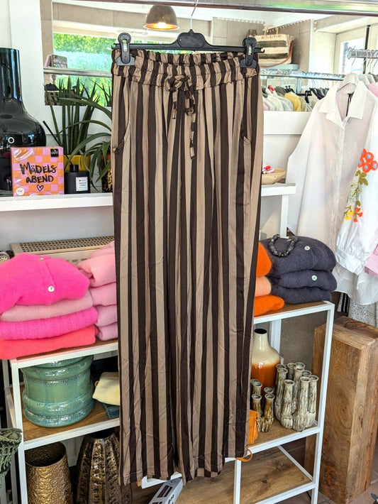 Elegante Hose aus weicher Satin-Viskose gestreift in Gold/Taupe und Coffee Braun. Perfekt für stilbewusste Momente – ob casual oder zu besonderen Anlässen!