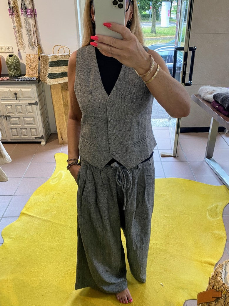 Entdecke die Hose im Tweed-Look mit weichen angenehmen Materialien von GIOYA, die mit weitem Bein und elegantem Grau überzeugt. Perfekter Look mit unserer Weste!