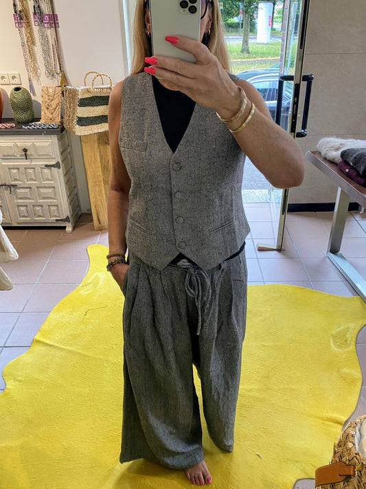 Entdecke die Hose im Tweed-Look mit weichen angenehmen Materialien von GIOYA, die mit weitem Bein und elegantem Grau überzeugt. Perfekter Look mit unserer Weste!
