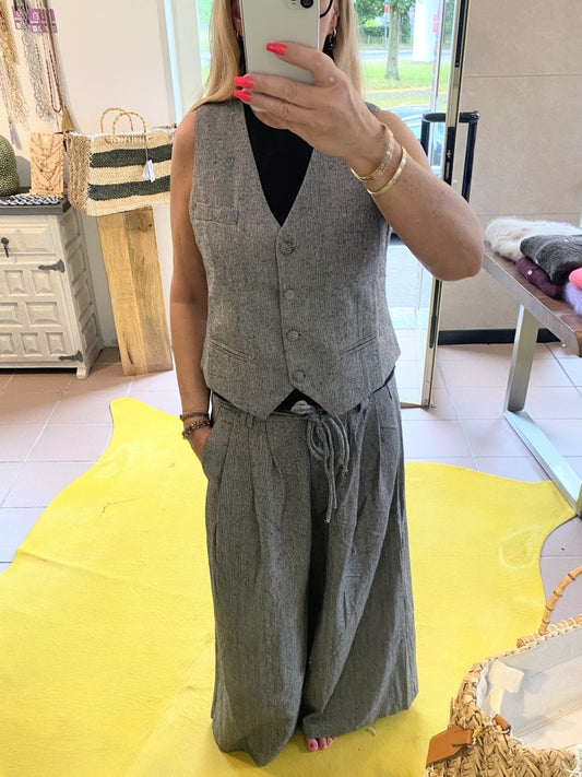 Entdecke die Hose im Tweed-Look mit weichen angenehmen Materialien von GIOYA, die mit weitem Bein und elegantem Grau überzeugt. Perfekter Look mit unserer Weste!