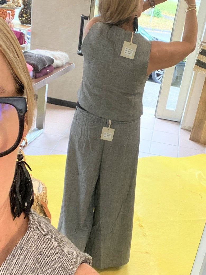 Entdecke die Hose im Tweed-Look mit weichen angenehmen Materialien von GIOYA, die mit weitem Bein und elegantem Grau überzeugt. Perfekter Look mit unserer Weste!