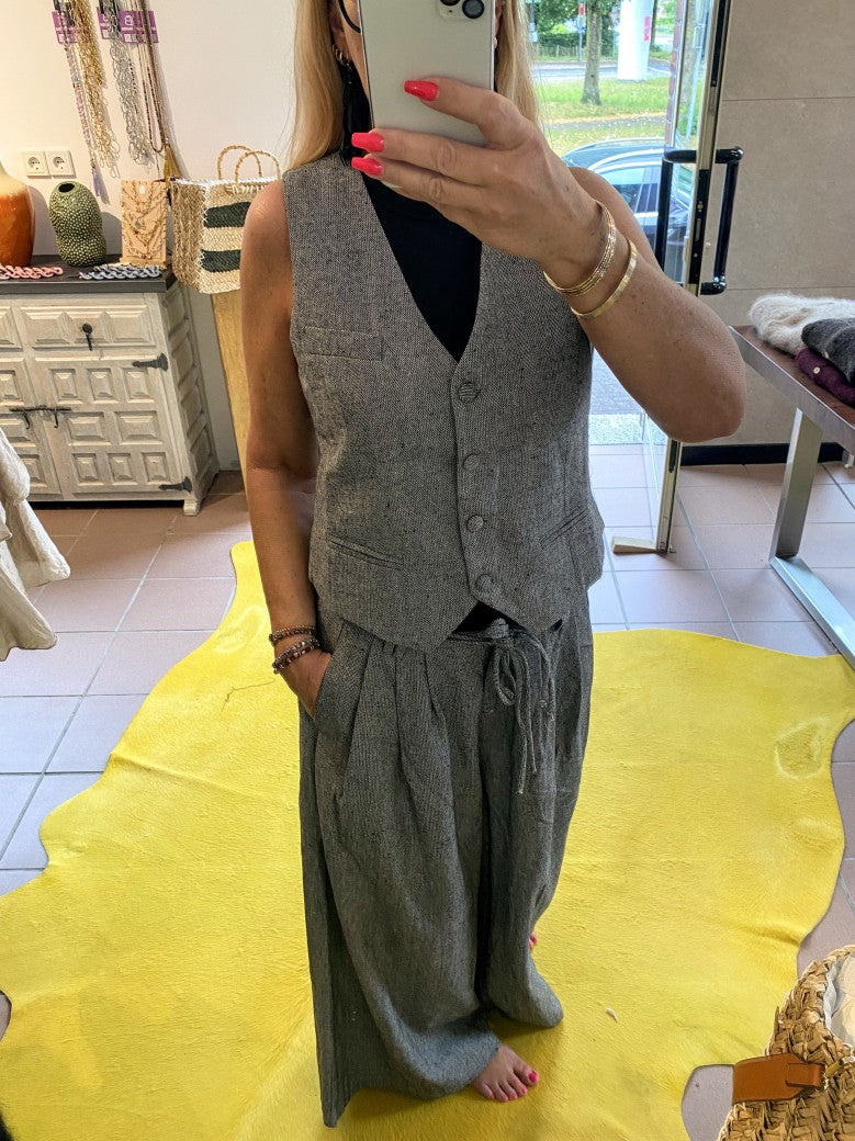 Entdecke die Hose im Tweed-Look mit weichen angenehmen Materialien von GIOYA, die mit weitem Bein und elegantem Grau überzeugt. Perfekter Look mit unserer Weste!