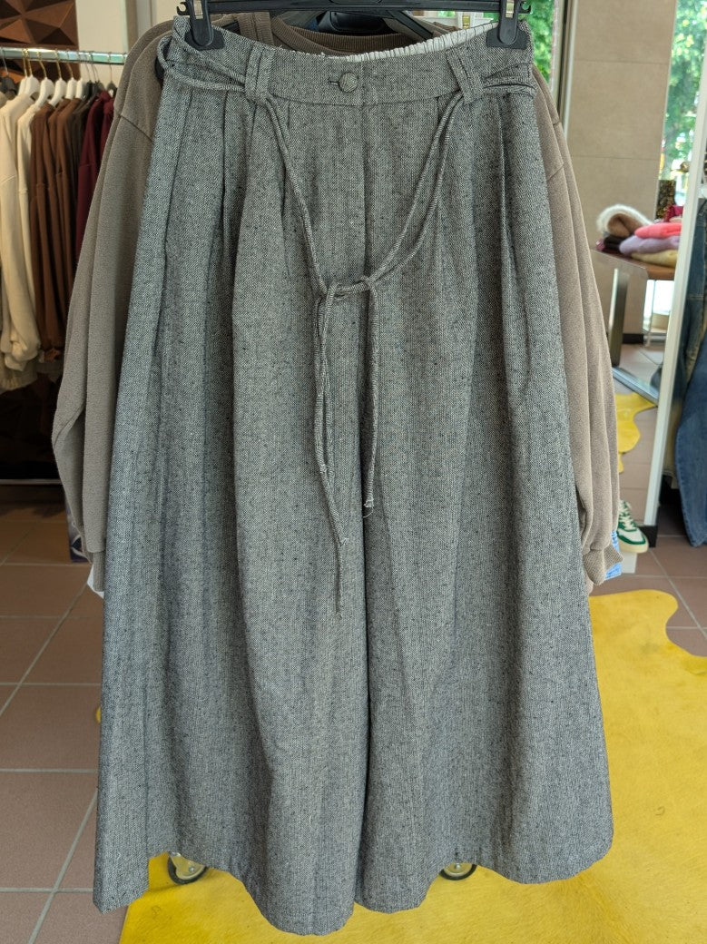 Entdecke die Hose im Tweed-Look mit weichen angenehmen Materialien von GIOYA, die mit weitem Bein und elegantem Grau überzeugt. Perfekter Look mit unserer Weste!