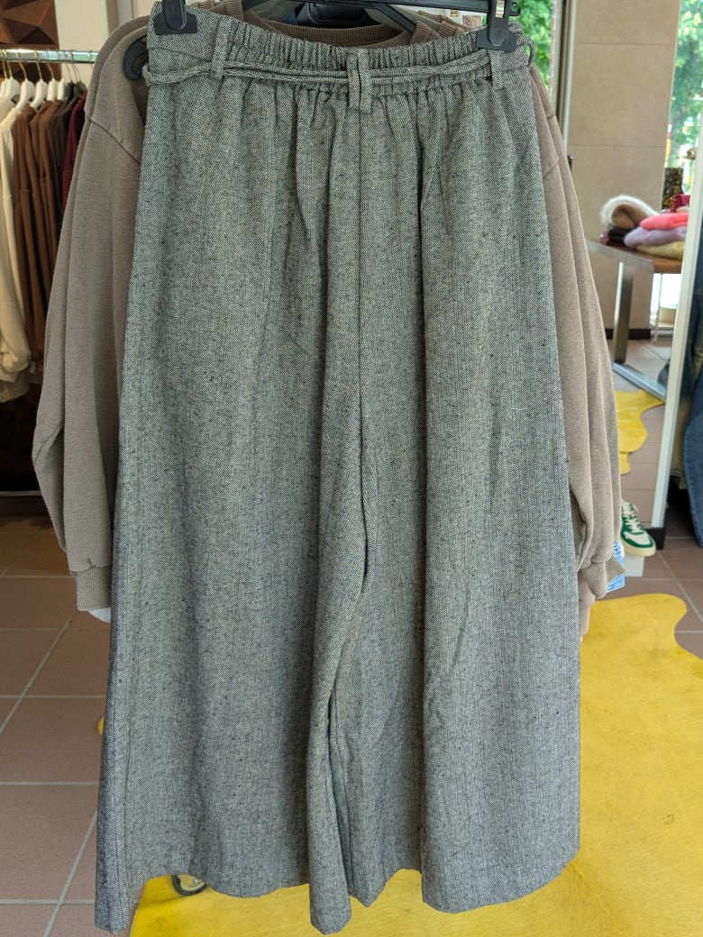 Entdecke die Hose im Tweed-Look mit weichen angenehmen Materialien von GIOYA, die mit weitem Bein und elegantem Grau überzeugt. Perfekter Look mit unserer Weste!