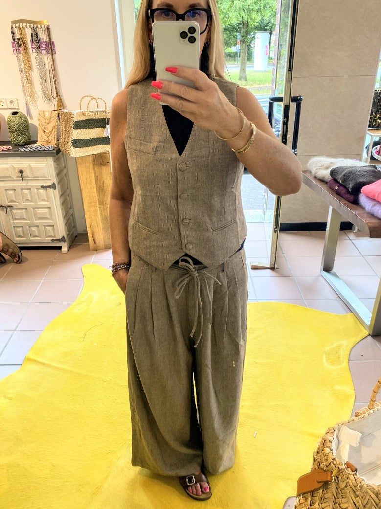 Entdecke die Hose im Tweed-Look mit weichen angenehmen Materialien von GIOYA, die mit weitem Bein und Moro Taupe überzeugt. Perfekter Look mit unserer Weste!