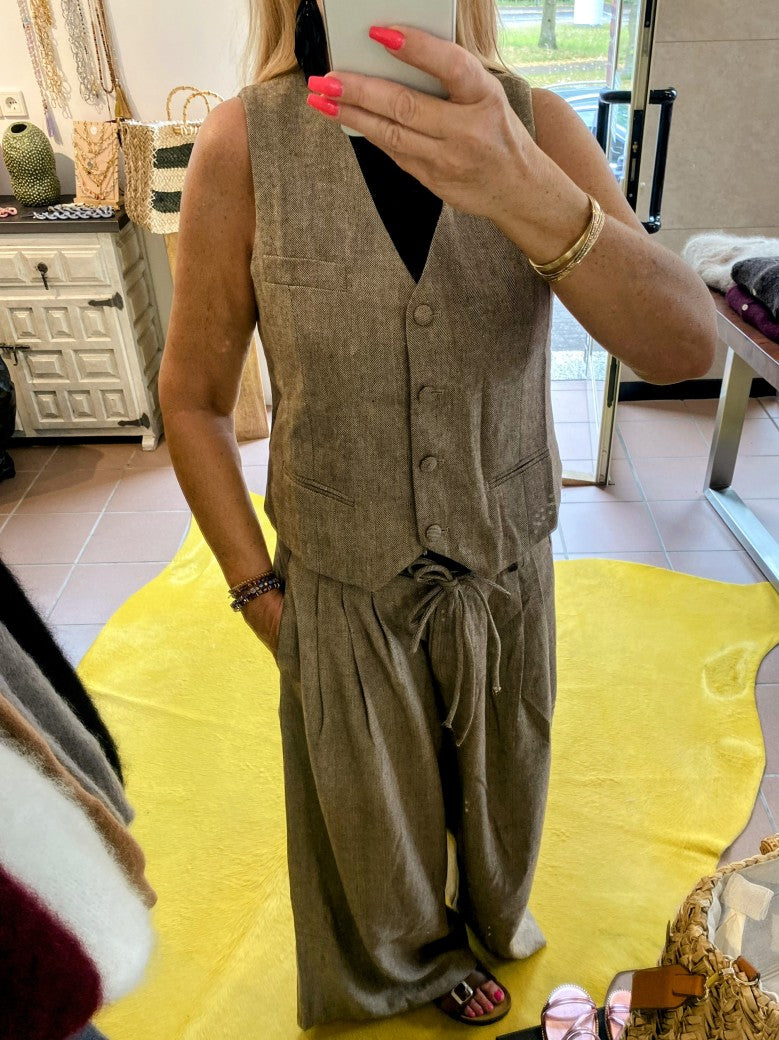 Entdecke die Hose im Tweed-Look mit weichen angenehmen Materialien von GIOYA, die mit weitem Bein und Moro Taupe überzeugt. Perfekter Look mit unserer Weste!