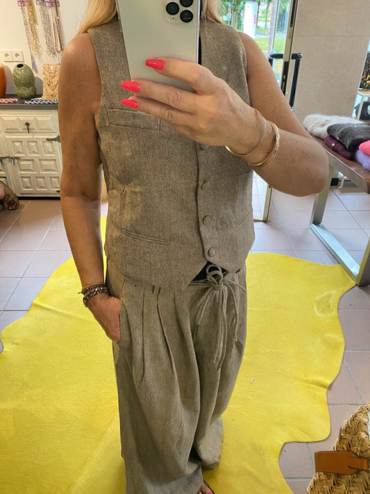 Entdecke die Hose im Tweed-Look mit weichen angenehmen Materialien von GIOYA, die mit weitem Bein und Moro Taupe überzeugt. Perfekter Look mit unserer Weste!