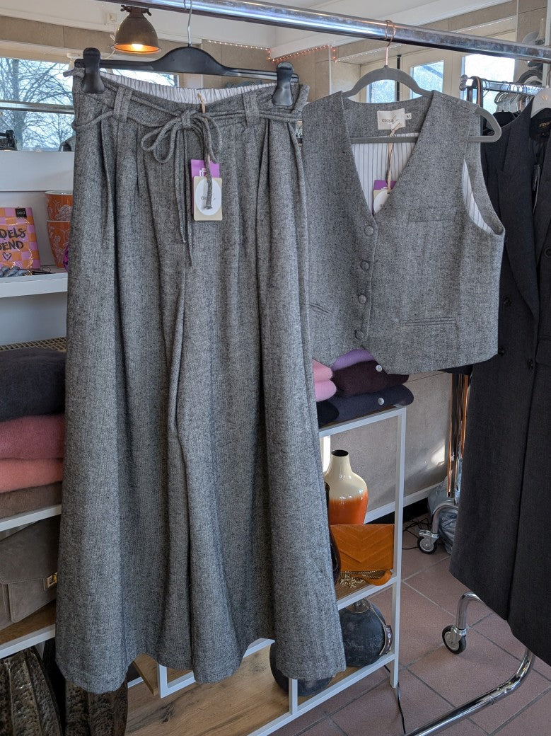 Entdecke die Hose im Tweed-Look mit weichen angenehmen Materialien von GIOYA, die mit weitem Bein und elegantem Grau überzeugt. Perfekter Look mit unserer Weste!