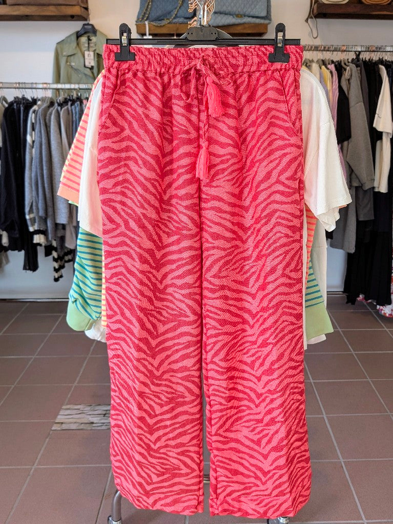 Entdecke die wilde Seite in dir mit unserer Zebra Muster Hose in leuchtendem Rot Rosa von BELIEVE. Zeige deine Individualität und überzeuge mit dieser Hose!