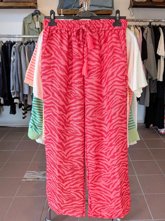 Entdecke die wilde Seite in dir mit unserer Zebra Muster Hose in leuchtendem Rot Rosa von BELIEVE. Zeige deine Individualität und überzeuge mit dieser Hose!