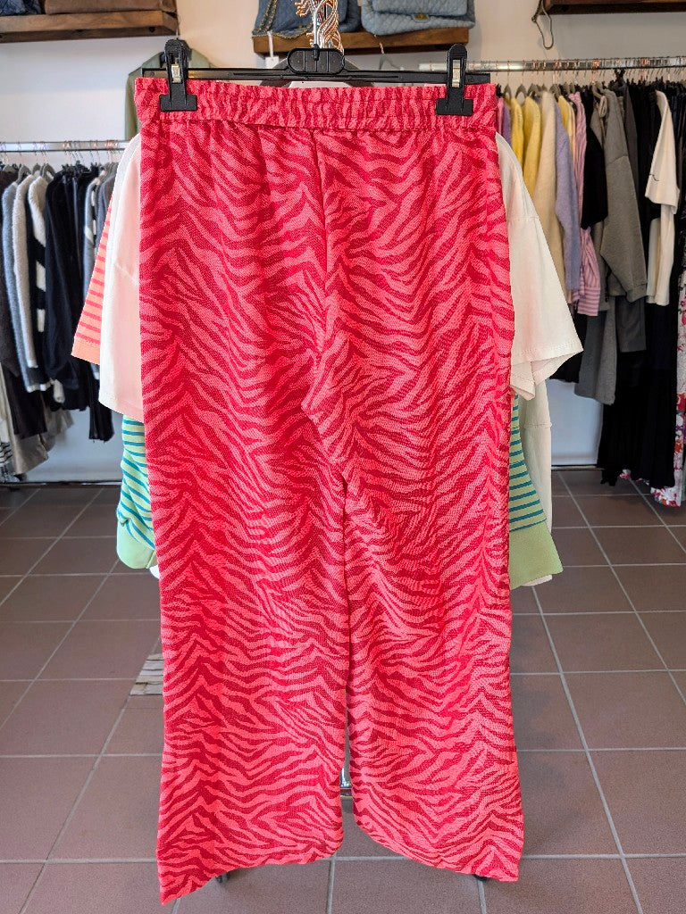Entdecke die wilde Seite in dir mit unserer Zebra Muster Hose in leuchtendem Rot Rosa von BELIEVE. Zeige deine Individualität und überzeuge mit dieser Hose!