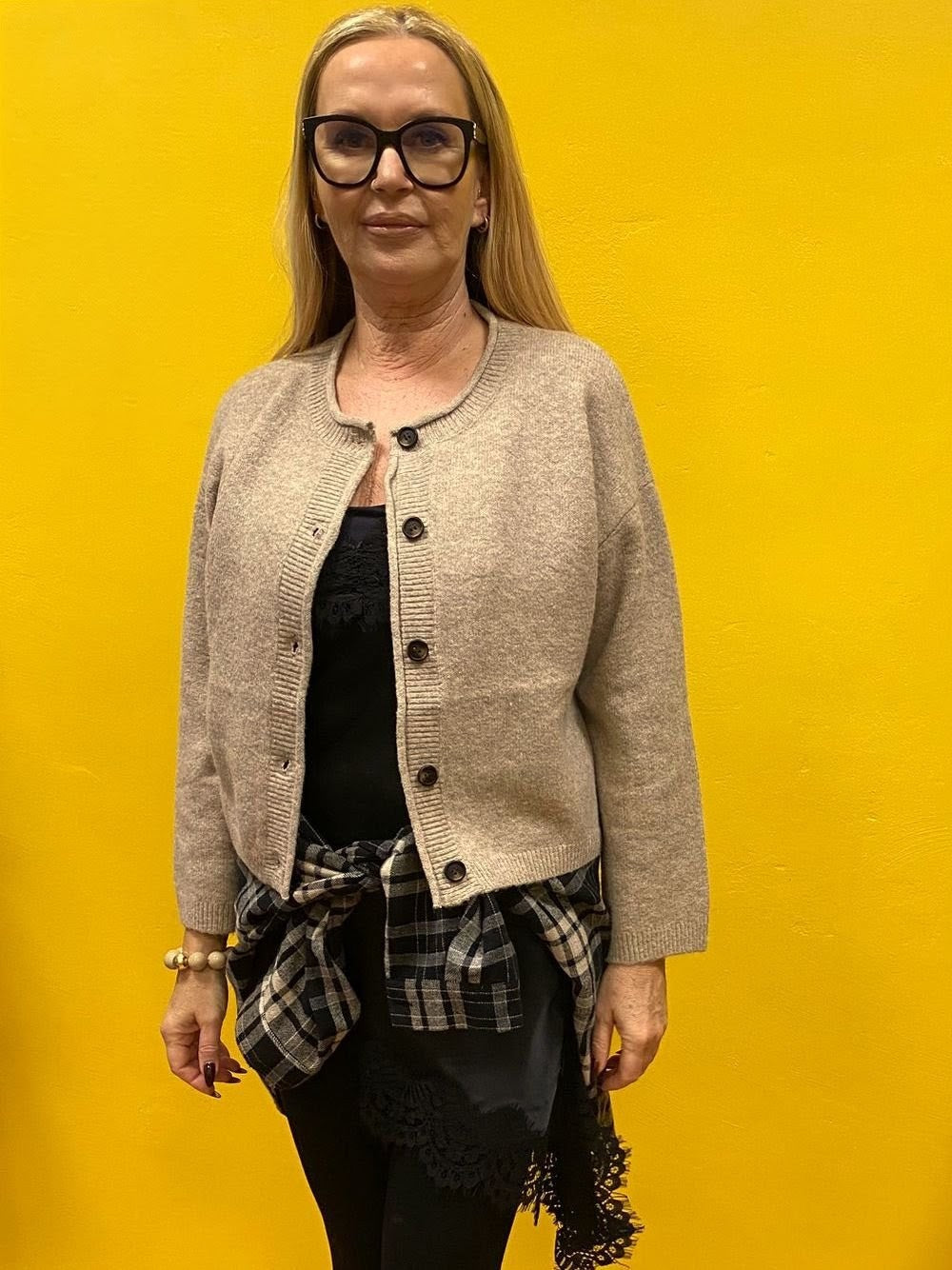 Die gemütliche Strickjacke aus einer hochwertigen Viskose Nylon Mischung in elegantem Taupe mit braunen Knöpfen verbindet stilvolles Design und Tragekomfort!