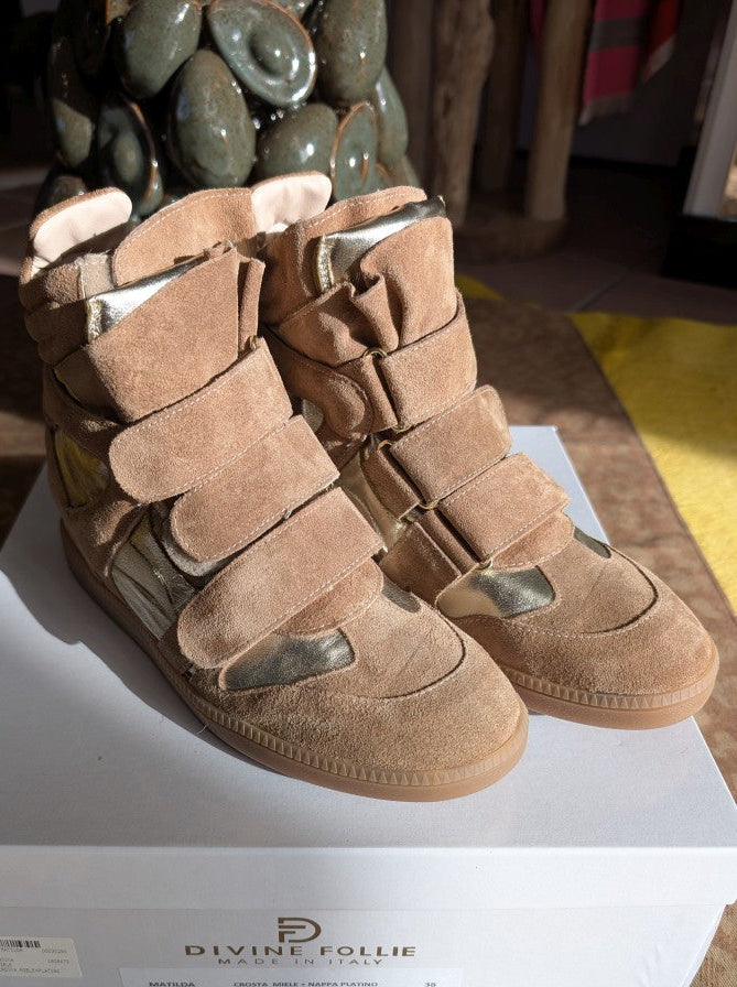Isabell Marant Bekett Stil - Halbhoher Sneaker aus hochwertigem Wildleder in Beige Taupe mit goldenem Akzent und Innenabsatz von Divine Follie aus Italien!