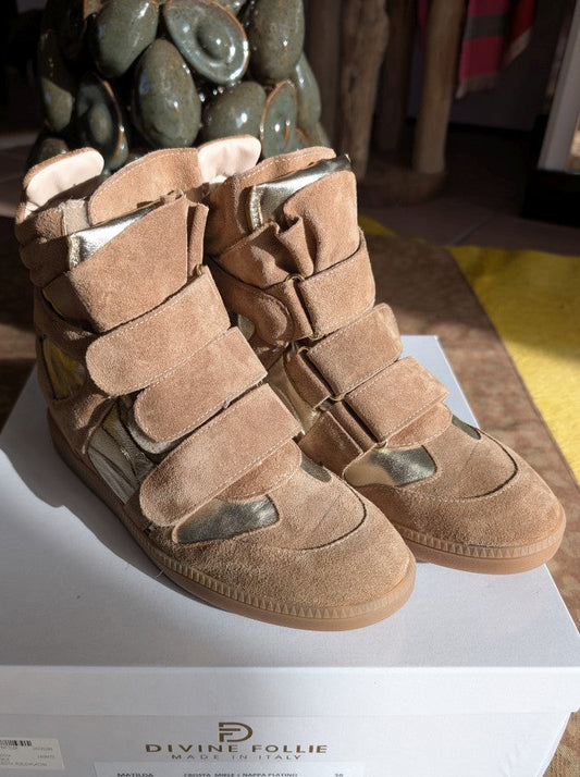 Isabell Marant Bekett Stil - Halbhoher Sneaker aus hochwertigem Wildleder in Beige Taupe mit goldenem Akzent und Innenabsatz von Divine Follie aus Italien!