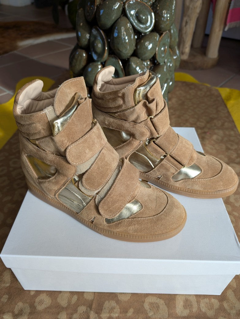 Isabel Marant Bekett Stil - Halbhoher Sneaker aus hochwertigem Wildleder in Beige Taupe mit goldenem Akzent und Innenabsatz von Divine Follie aus Italien!