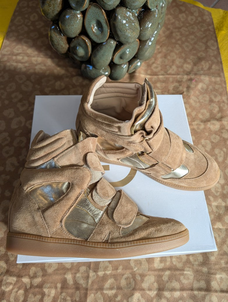Isabel Marant Bekett Stil - Halbhoher Sneaker aus hochwertigem Wildleder in Beige Taupe mit goldenem Akzent und Innenabsatz von Divine Follie aus Italien!