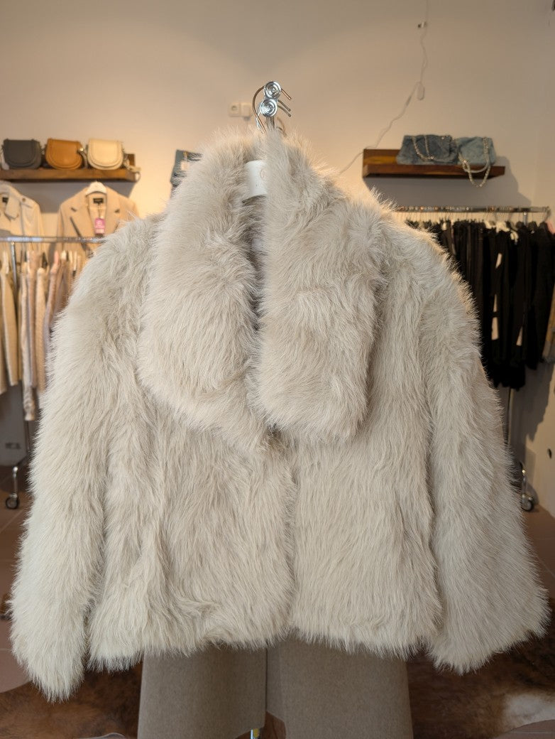 Die stylische Jacke aus hochwertigem kuscheligem Fake Fur in elegantem Beige verbindet Komfort und modischen Chic - innen gefüttertes weiches Kunstfell!