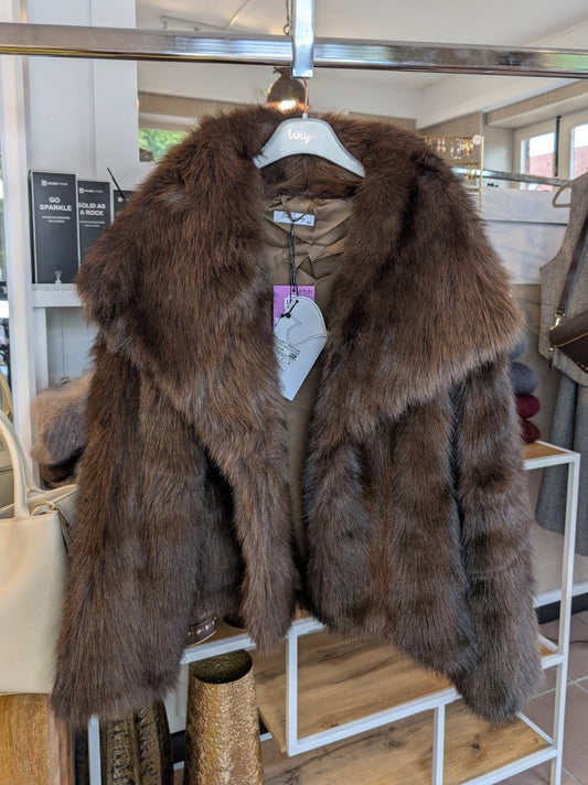 Die stylische Jacke aus hochwertigem kuscheligem Fake Fur in warmem Coffee Braun verbindet Komfort und modischen Chic - innen gefüttertes weiches Kunstfell!