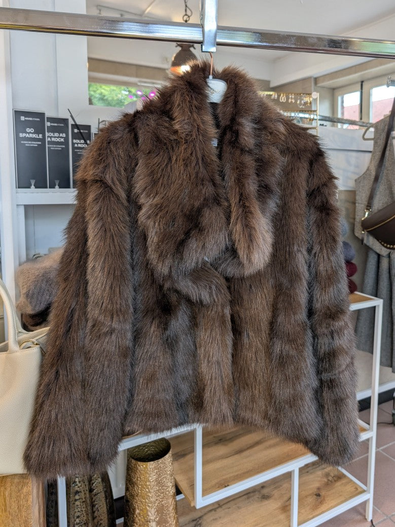 Die stylische Jacke aus hochwertigem kuscheligem Fake Fur in warmem Coffee Braun verbindet Komfort und modischen Chic - innen gefüttertes weiches Kunstfell!