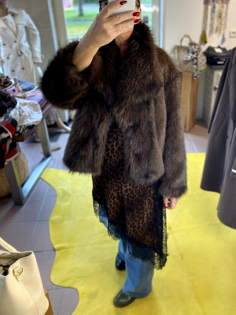 Die stylische Jacke aus hochwertigem kuscheligem Fake Fur in warmem Coffee Braun verbindet Komfort und modischen Chic - innen gefüttertes weiches Kunstfell!