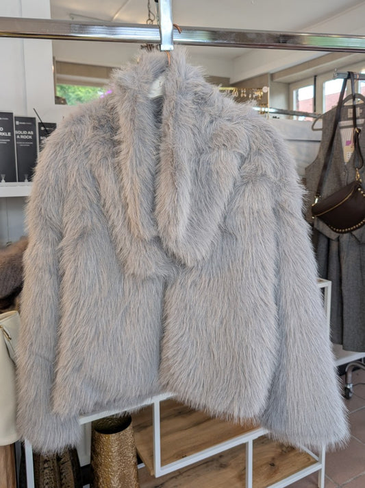 Die stylische Jacke aus hochwertigem kuscheligem Fake Fur in elegantem Grau Hellgrau verbindet Komfort und modischen Chic - innen gefüttertes weiches Kunstfell!