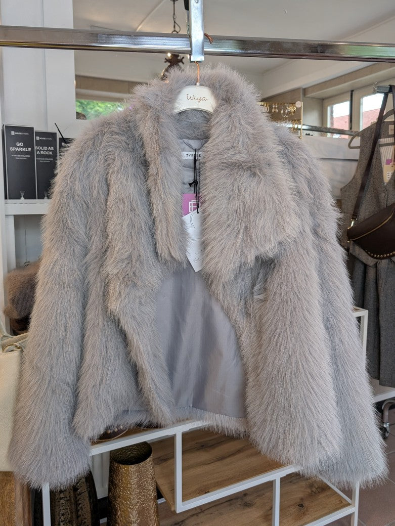 Die stylische Jacke aus hochwertigem kuscheligem Fake Fur in elegantem Grau Hellgrau verbindet Komfort und modischen Chic - innen gefüttertes weiches Kunstfell!