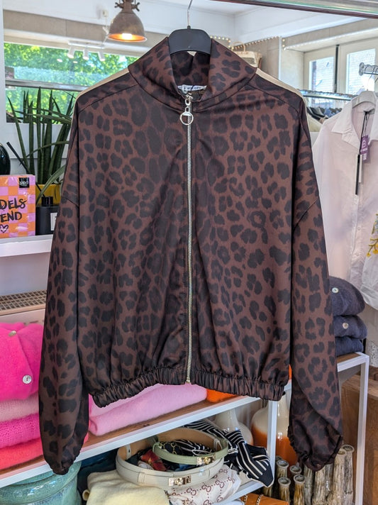 Komfort und Style mit der trendigen Jogger Jacke von CHANCE OFF in Braun mit markantem Leo Muster Schwarz und dynamischen Streifen in Beige - für entspannte Tage!
