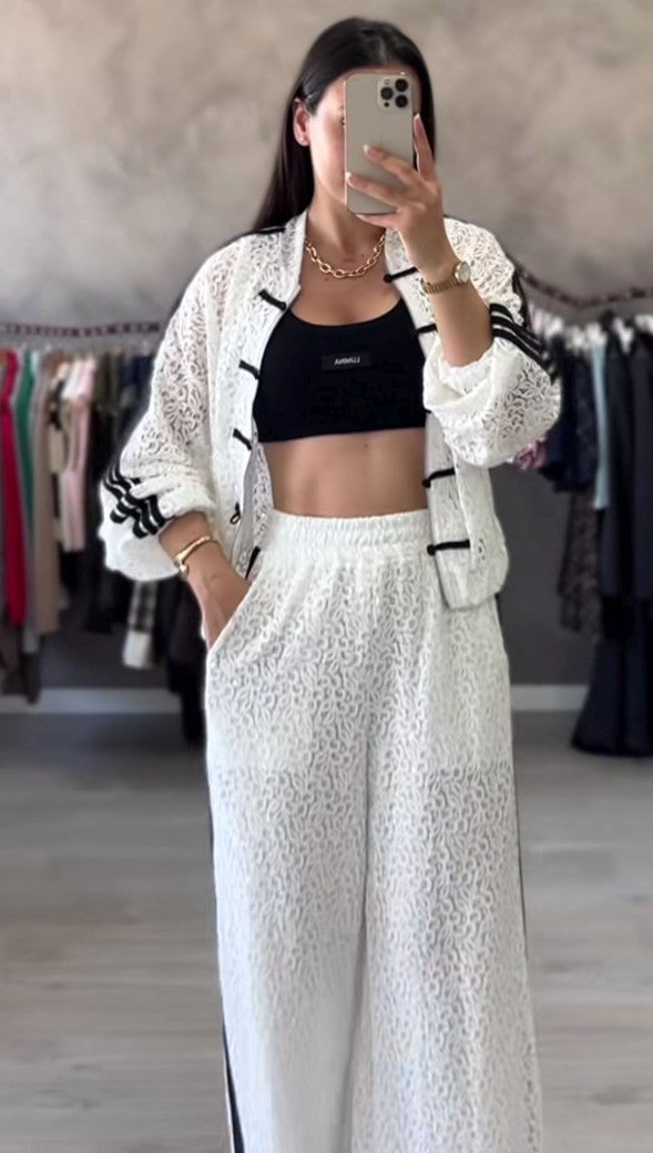 Exklusive Jacke von LUMINA mit raffinierten feinen Spitzen- und Pailletten-Details, veredelt durch 3 schwarze Streifen. Statement-Piece für selbstbewusste Looks!
