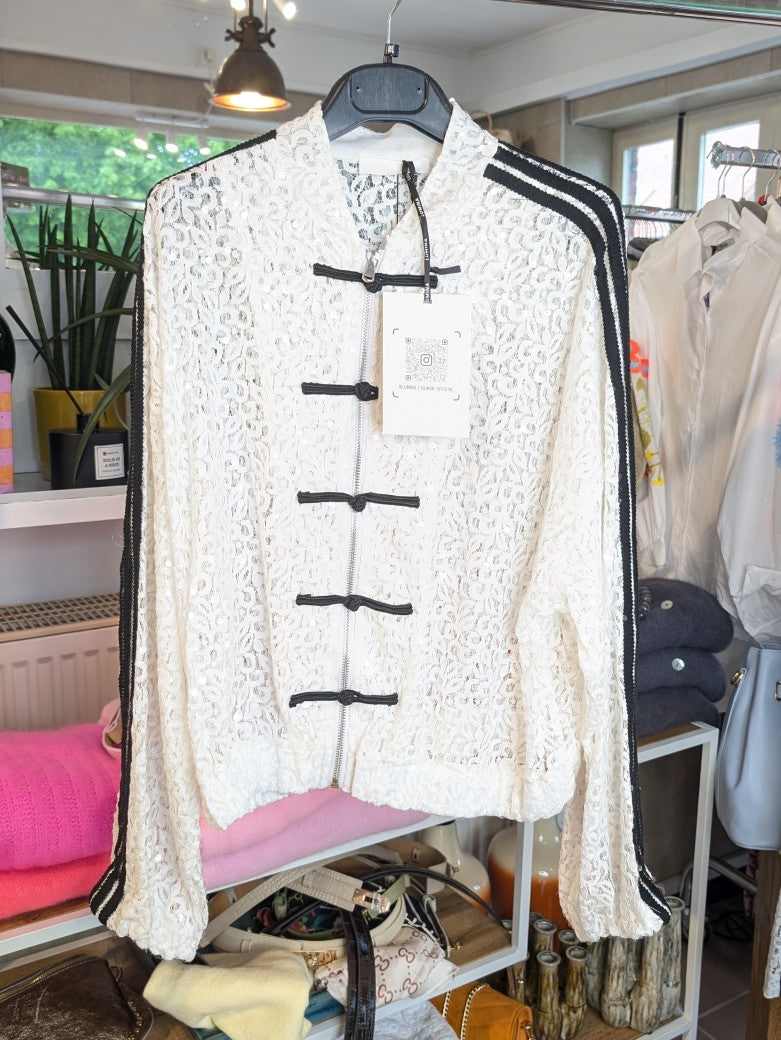 Exklusive Jacke von LUMINA mit raffinierten feinen Spitzen- und Pailletten-Details, veredelt durch 3 schwarze Streifen. Statement-Piece für selbstbewusste Looks!