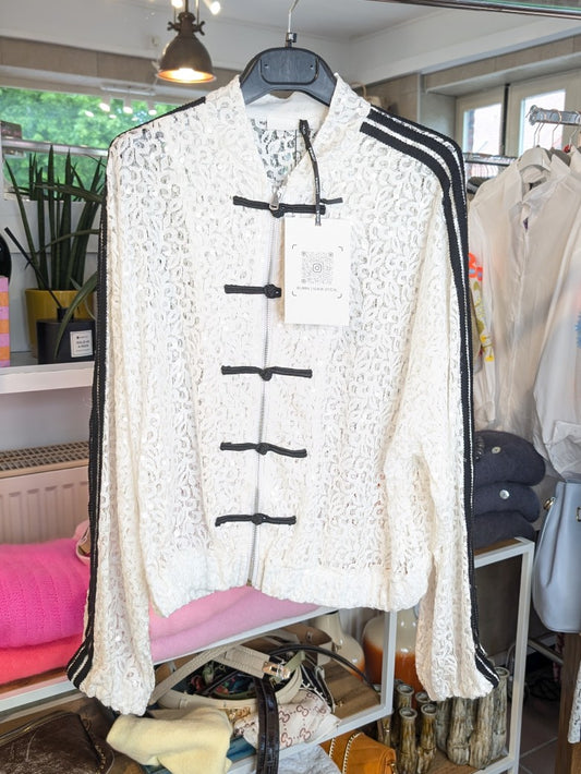 Exklusive Jacke von LUMINA mit raffinierten feinen Spitzen- und Pailletten-Details, veredelt durch 3 schwarze Streifen. Statement-Piece für selbstbewusste Looks!