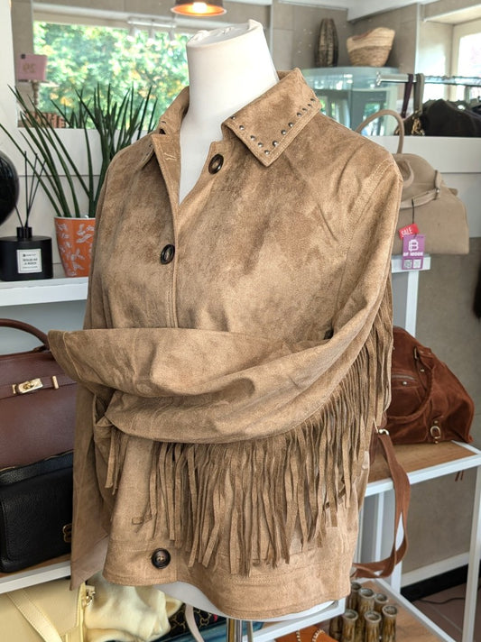 Virale Velourshaptik Jacke Hellbraun Beige mit Nieten am Kragen und langen Fransen an den Ärmeln und der Rückenpartie. Vielseitiges trendiges Übergangsstück!
