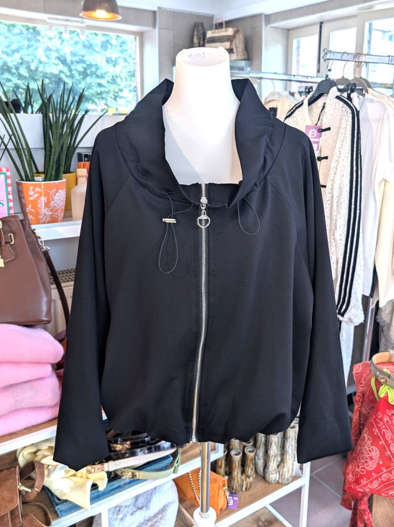 Elegante Jacke aus fließender Viskose in tiefem Schwarz. Der breite verstellbare Kragen verleiht einen modernen Look und ermöglicht flexible Trageoptionen.