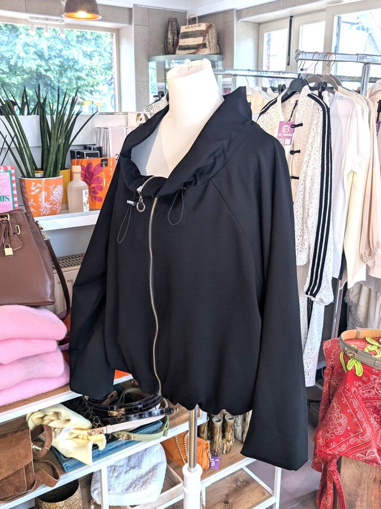 Elegante Jacke aus fließender Viskose in tiefem Schwarz. Der breite verstellbare Kragen verleiht einen modernen Look und ermöglicht flexible Trageoptionen.