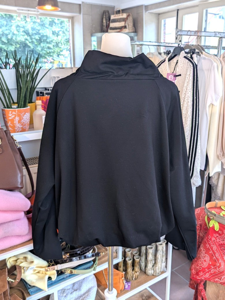Elegante Jacke aus fließender Viskose in tiefem Schwarz. Der breite verstellbare Kragen verleiht einen modernen Look und ermöglicht flexible Trageoptionen.
