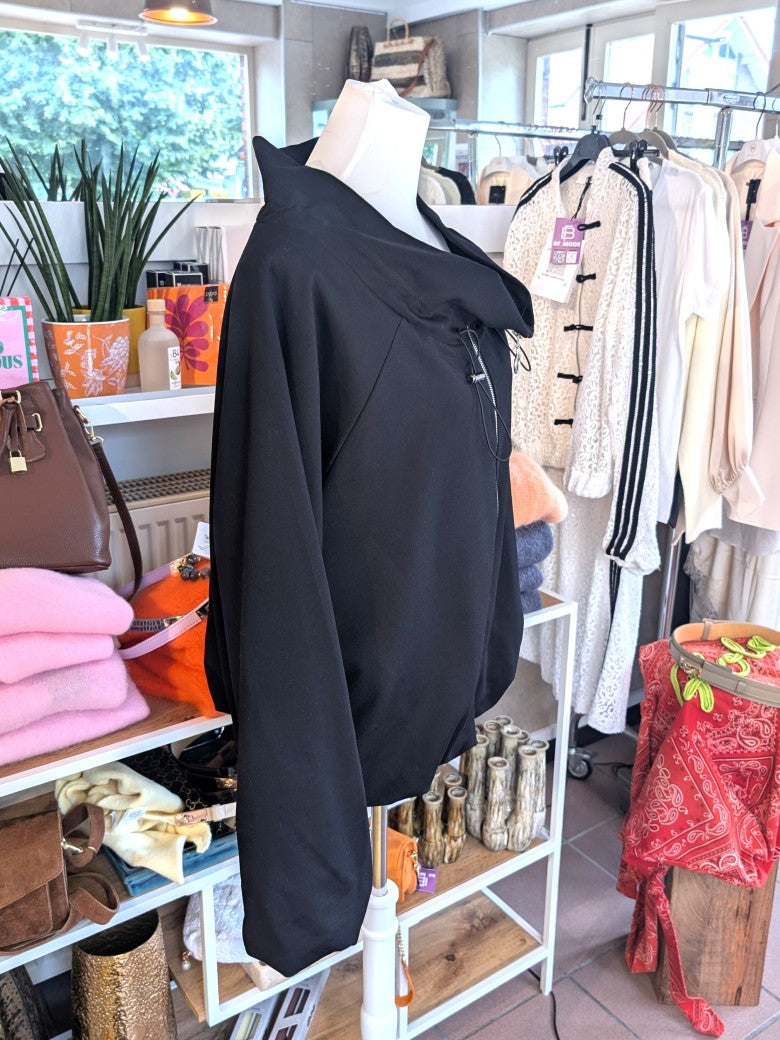 Elegante Jacke aus fließender Viskose in tiefem Schwarz. Der breite verstellbare Kragen verleiht einen modernen Look und ermöglicht flexible Trageoptionen.