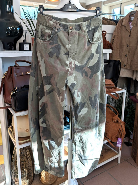 Lässige Jeanshose im angesagten Barrel- und Ballon-Stil mit weitem Bein in Camouflage Khaki Grün Beige Braun Schwarz - ideal für urbanen Look und Alltagsstil.