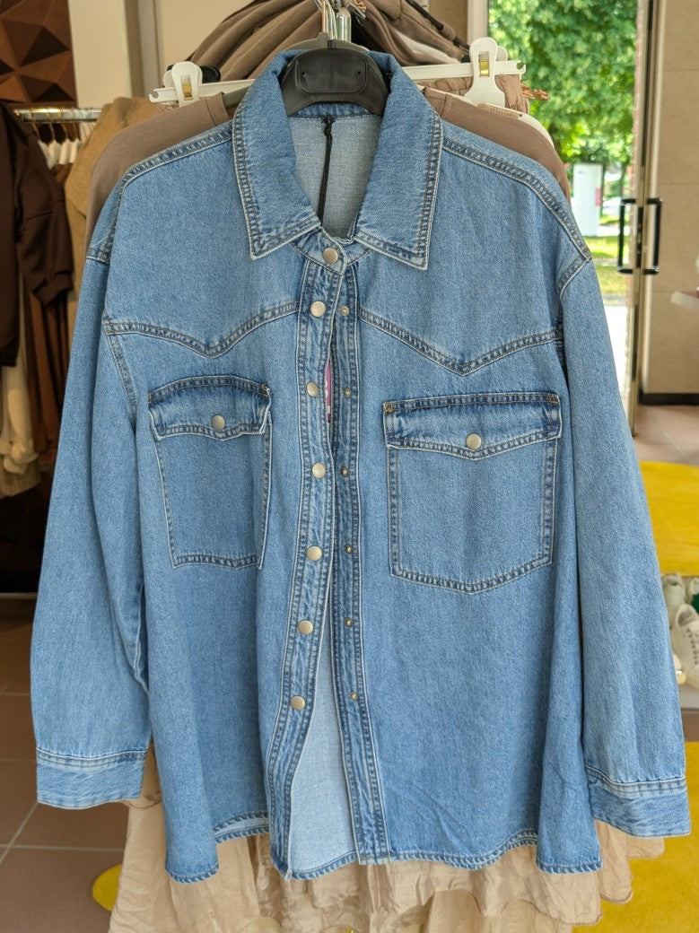 Das oversized Jeanshemd in klassischem Denim Blau verbindet lässigen Stil mit vielseitigem Tragekomfort - Must-Have für Komfort und trendigen Denim-Look!