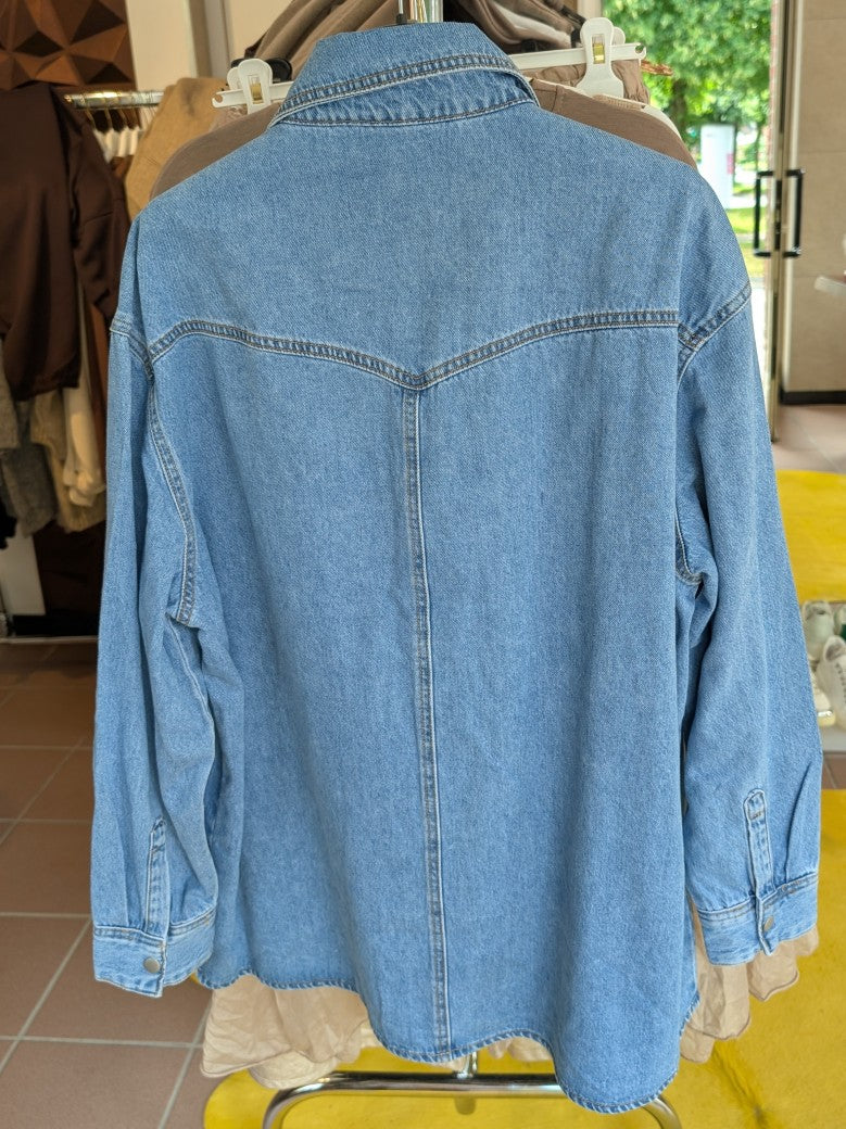 Das oversized Jeanshemd in klassischem Denim Blau verbindet lässigen Stil mit vielseitigem Tragekomfort - Must-Have für Komfort und trendigen Denim-Look!